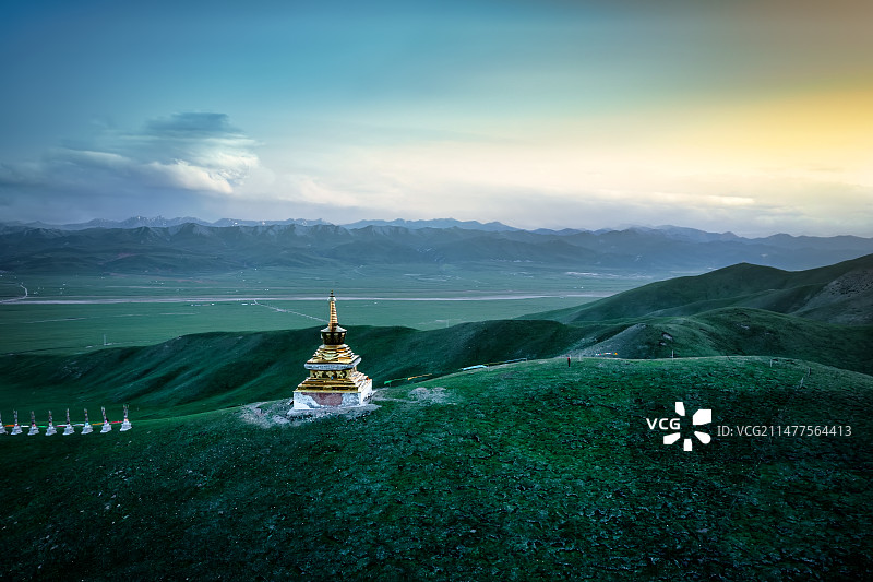 山顶上的藏族佛塔图片素材