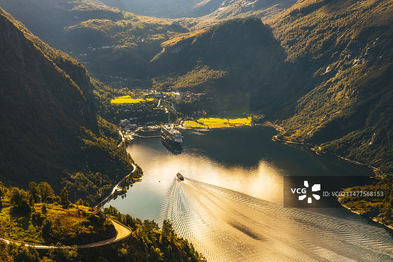 北欧挪威，松恩-菲尤拉讷郡——盖朗厄尔峡湾（Geirangerfjorden）秋季风光图片素材