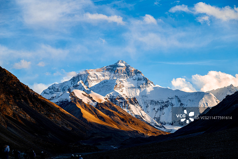 落日余晖中的珠穆朗玛峰图片素材