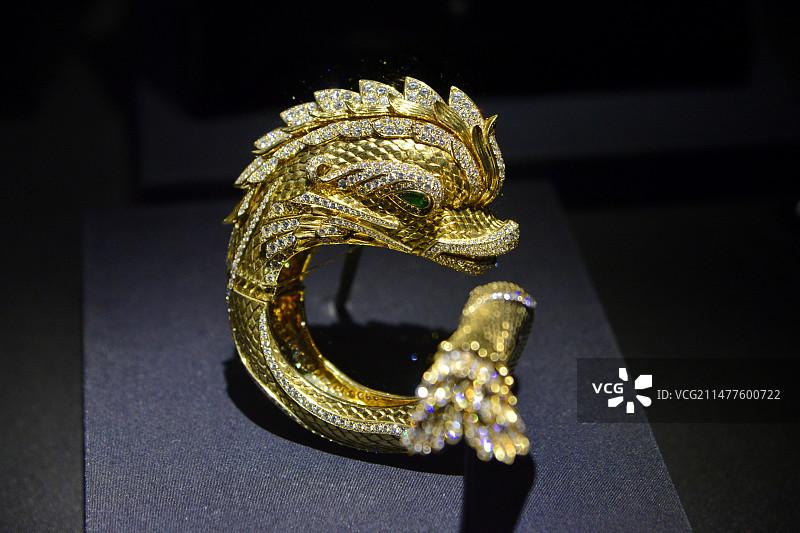 黑色背景下的金色龙特写镜头，四川博物馆图片素材