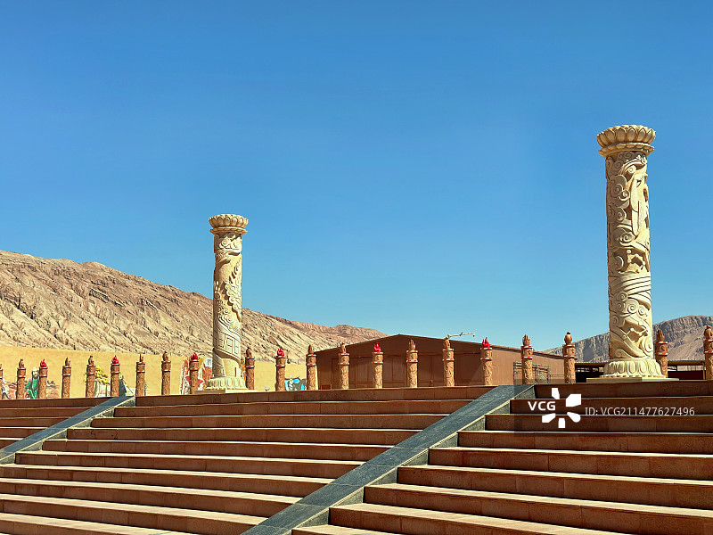 蓝天映衬下的历史建筑俯视图图片素材