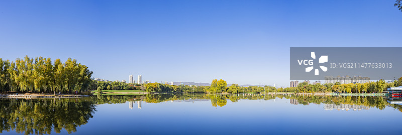 山西太原市森林公园秋景图片素材