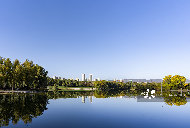 山西太原市森林公园秋景图片素材