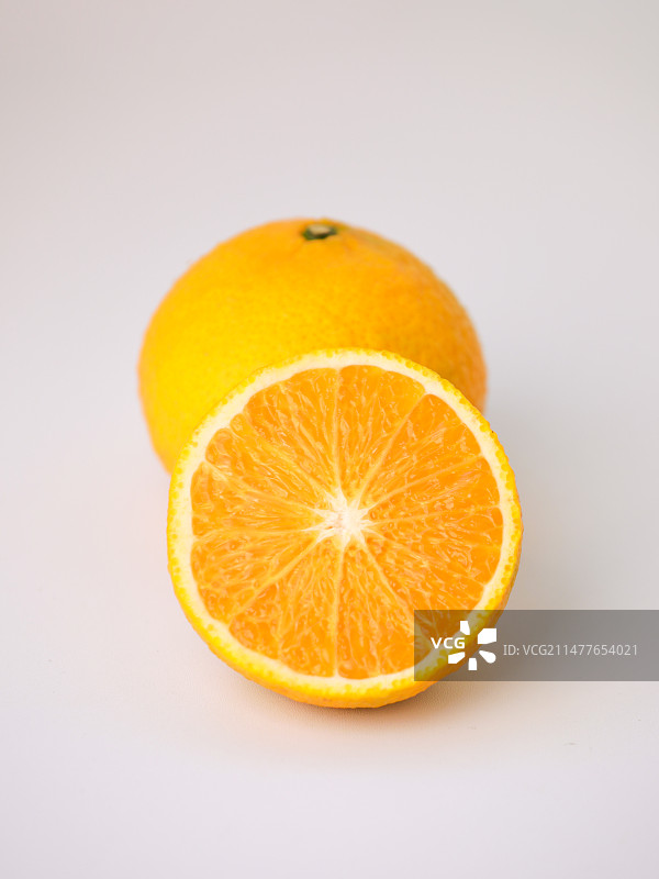 白色背景下一颗切开的橙子图片素材