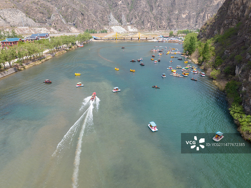 航拍河北野三坡风景旅游区划船的游客图片素材
