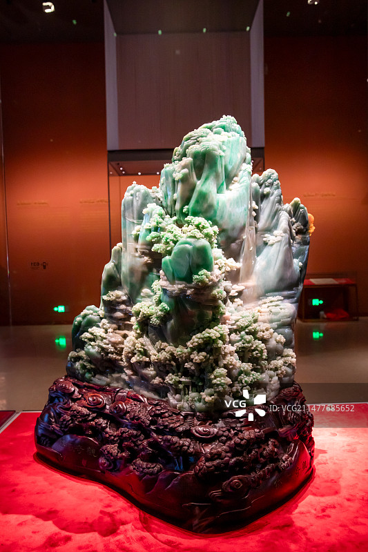 中国工艺美术馆玉雕翡翠山子岱岳奇观图片素材