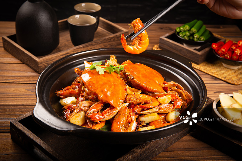 海鲜虾仁螃蟹煲图片素材