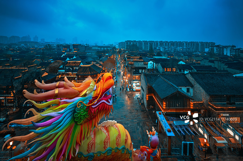 龙年冬雨中的老门东龙灯+南京图片素材