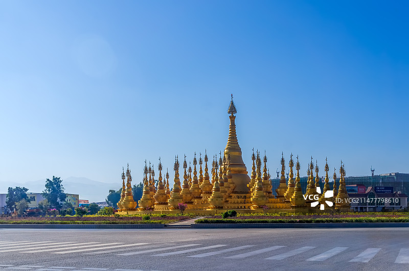 云南德宏瑞丽口岸著名景点大金塔风光图片素材