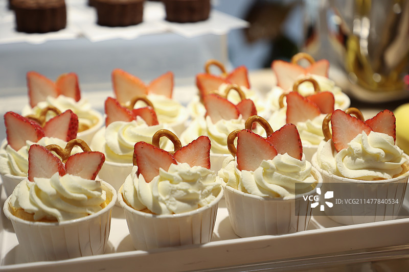 桌上纸杯蛋糕的特写镜头图片素材