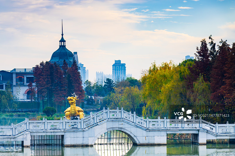 秋日濠河金鳌坊图片素材