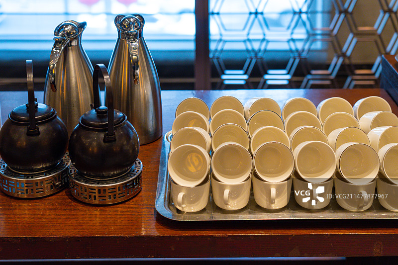 豪华酒店的会议餐盘茶杯茶壶摆台特写图片素材