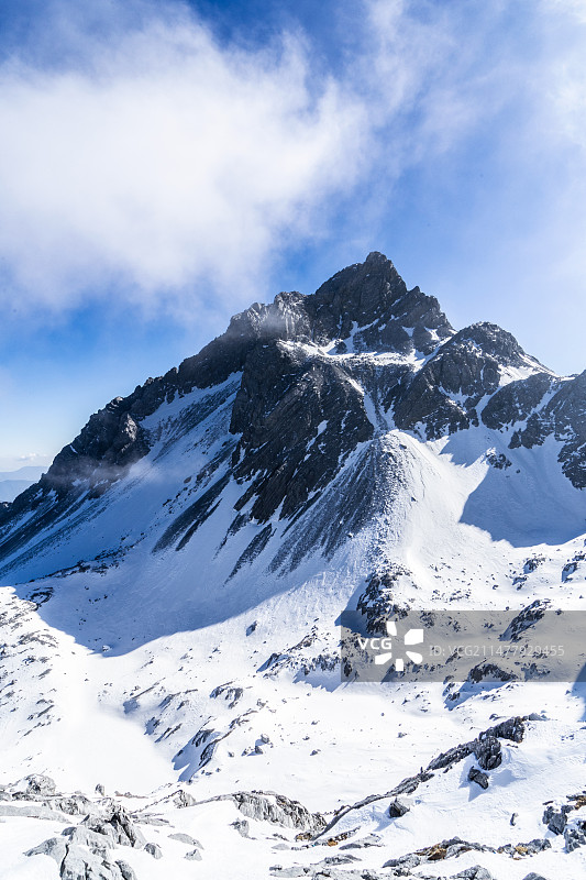 玉龙雪山-薄雾环绕图片素材