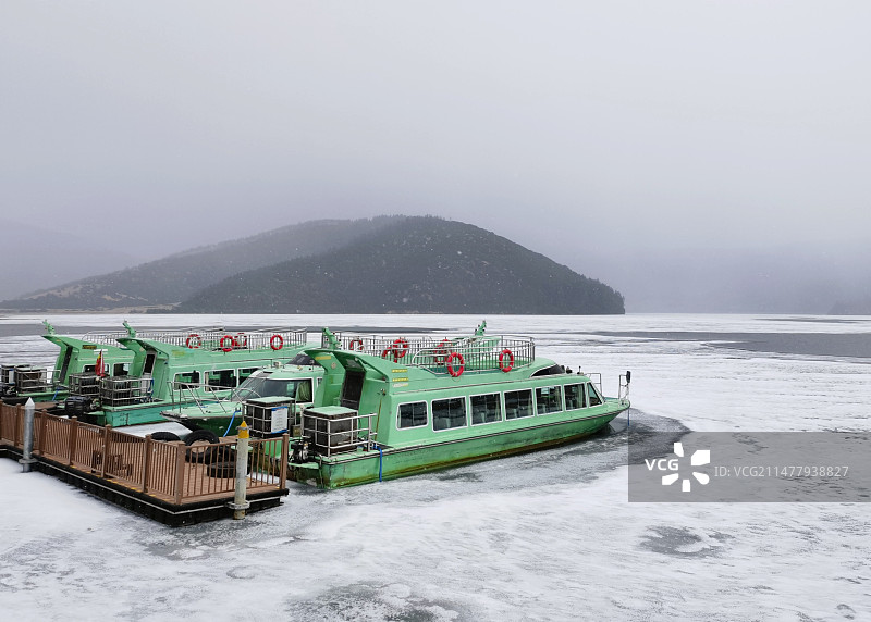 属都湖上被冰封住的游轮图片素材