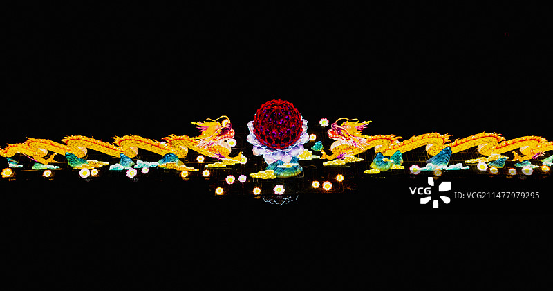 夜色中的水上蛟龙图片素材