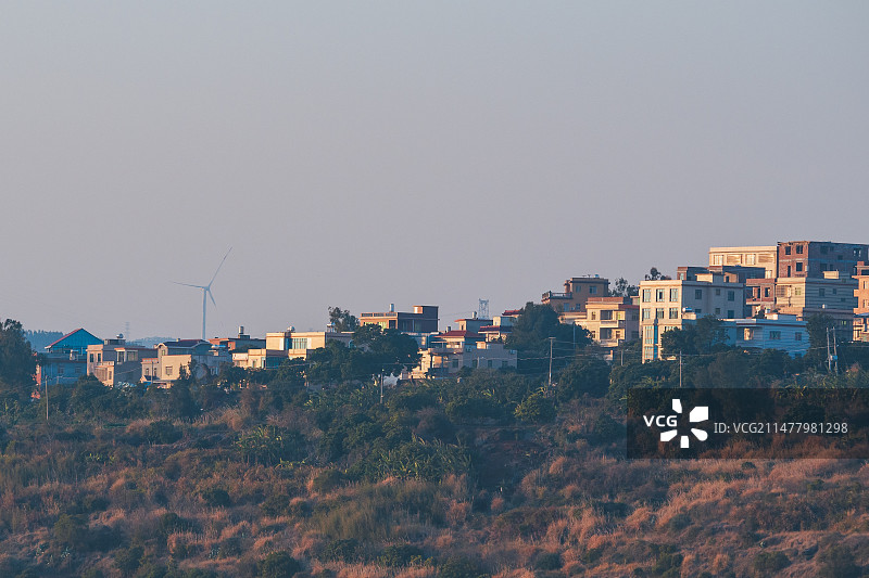 日落时海边小城镇景观图片素材