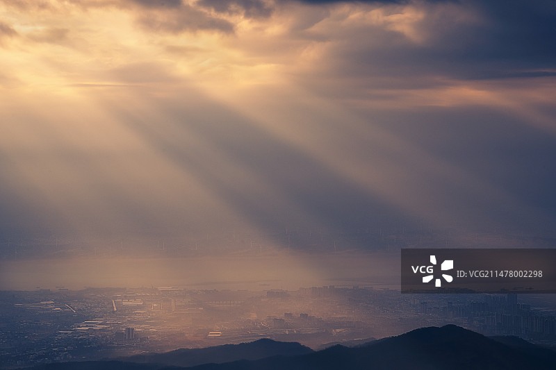 云蒸霞蔚含鄱口图片素材