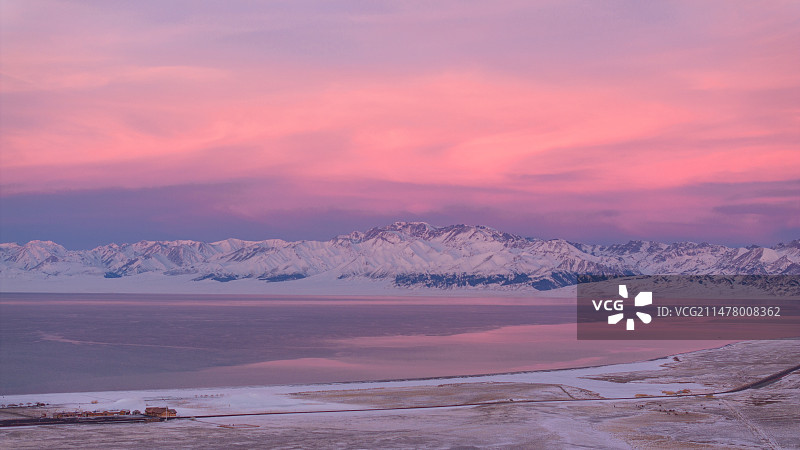 赛里木湖粉红早霞湖泊雪山湖泊图片素材