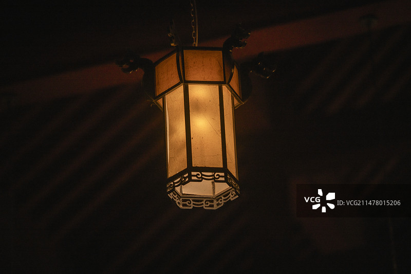 夜晚屋檐上多边形的黄色灯笼图片素材