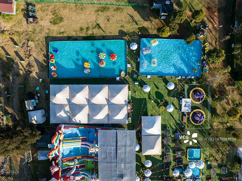 航拍俯瞰昆明海埂公园滇池边的水上游乐园图片素材