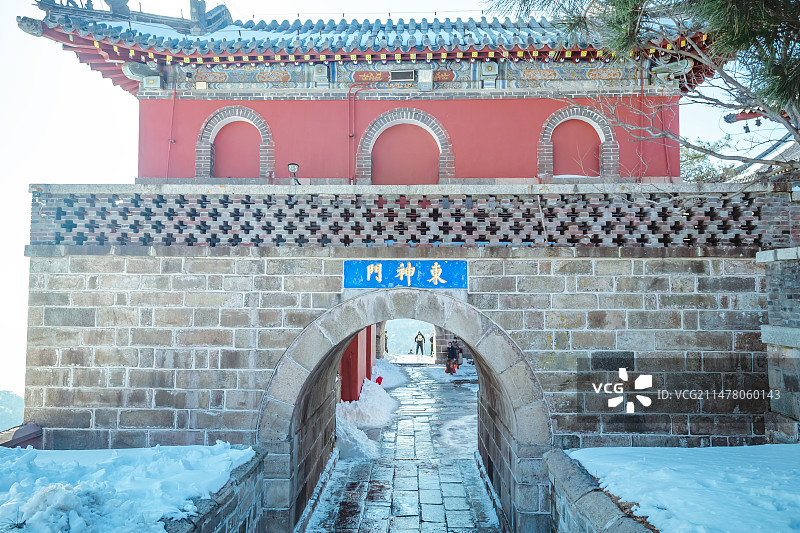 中国非都市风光拍摄主题，山东泰安国内著名景点泰山风景区，碧霞祠的东神门城楼，户外无人白昼图像摄影图片素材