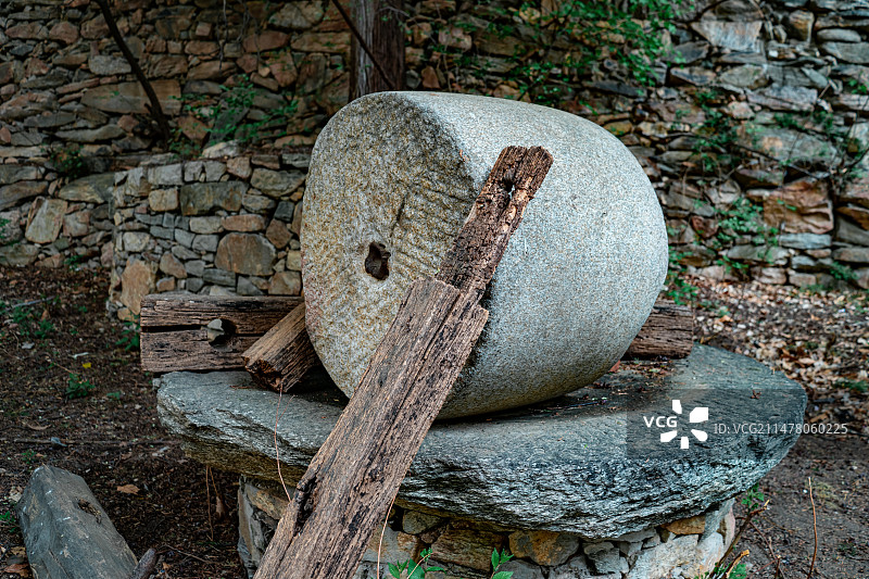 中国山东省泰安市泰山旅游风景区著名景点，三阳观农村农民设备用品，岩石磨盘农具，户外白昼无人图像摄影图片素材