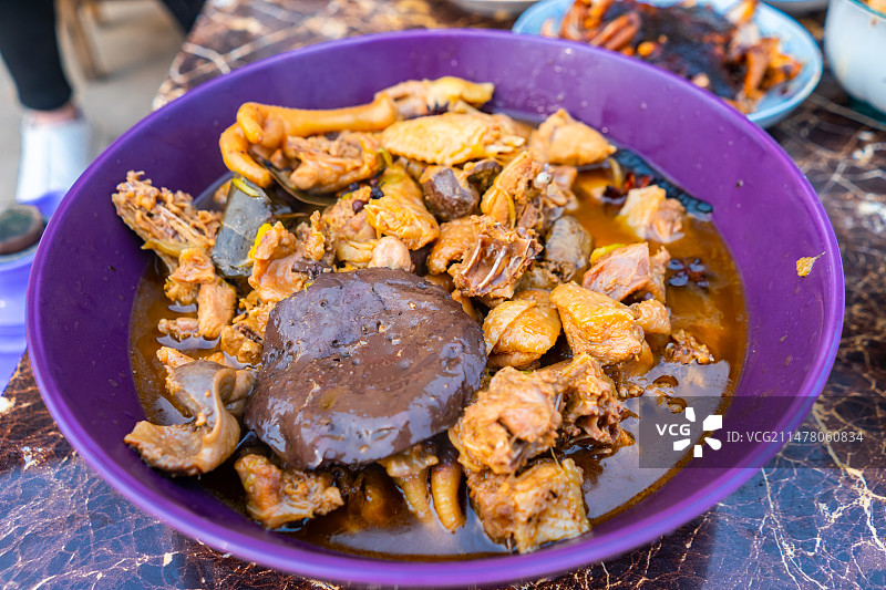 中国餐饮行业饮食产业，传统经典中国食品，美食拍摄主题，一盘子小鸡炖蘑菇美食特写，户外白昼无人图像图片素材