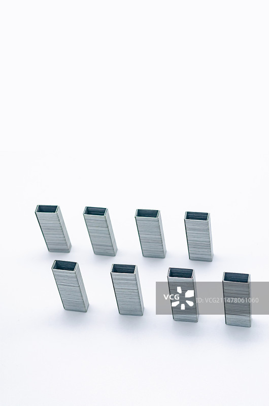 亚洲中国办公用品和文具拍摄主题，内室内影棚拍摄静物图像，一组白色的订书机使用的钉子，室内无人图像摄影图片素材