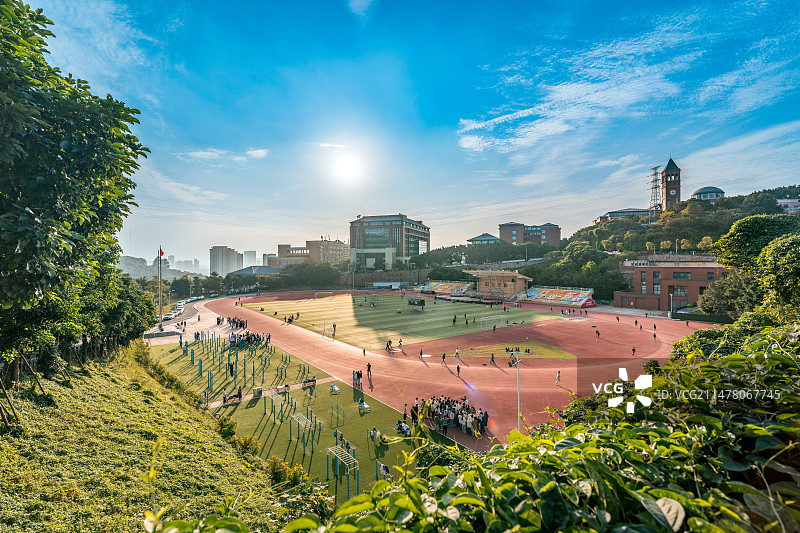 夕阳下的校园操场图片素材