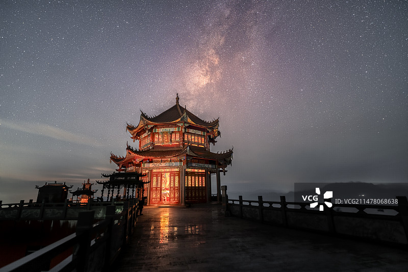 银河下的古寺图片素材