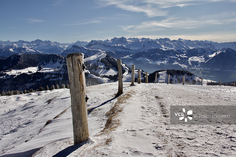 山顶空荡的木桩图片素材