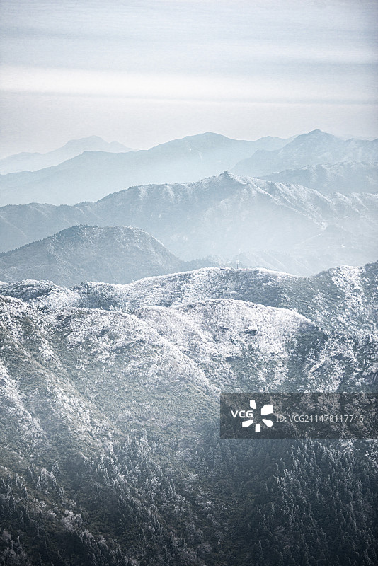 延绵壮观的雾凇群山图片素材