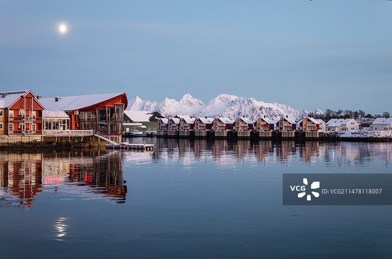 挪威峡湾月光下的雪山倒影图片素材
