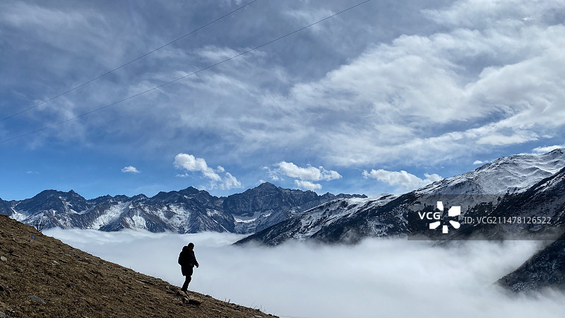 站在雪山上的人图片素材