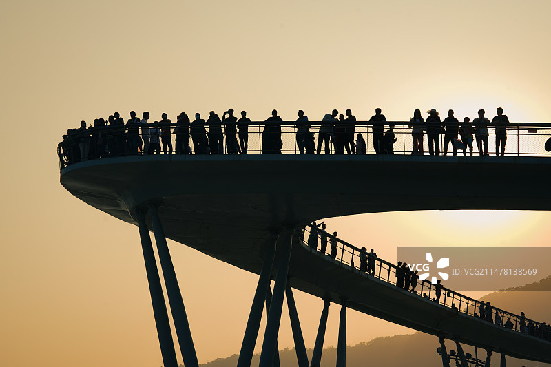 落日，海滩天桥上的剪影图片素材