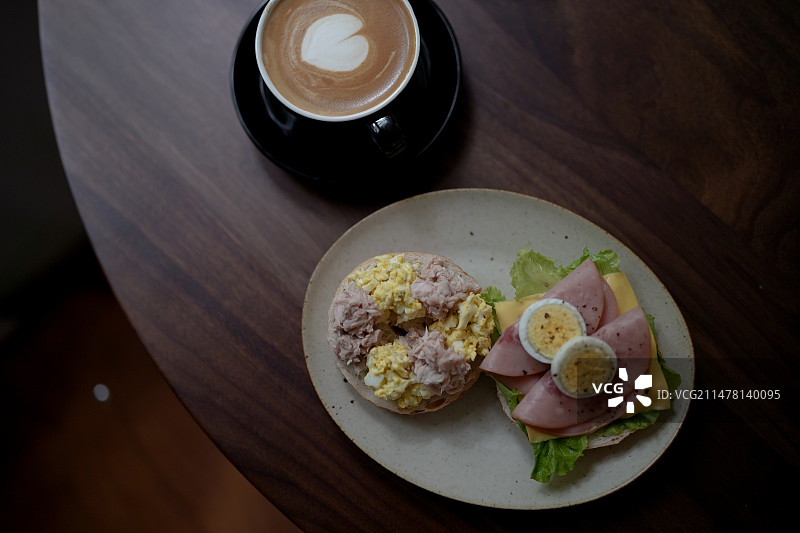 吞拿鱼鸡蛋三明治早餐图片素材