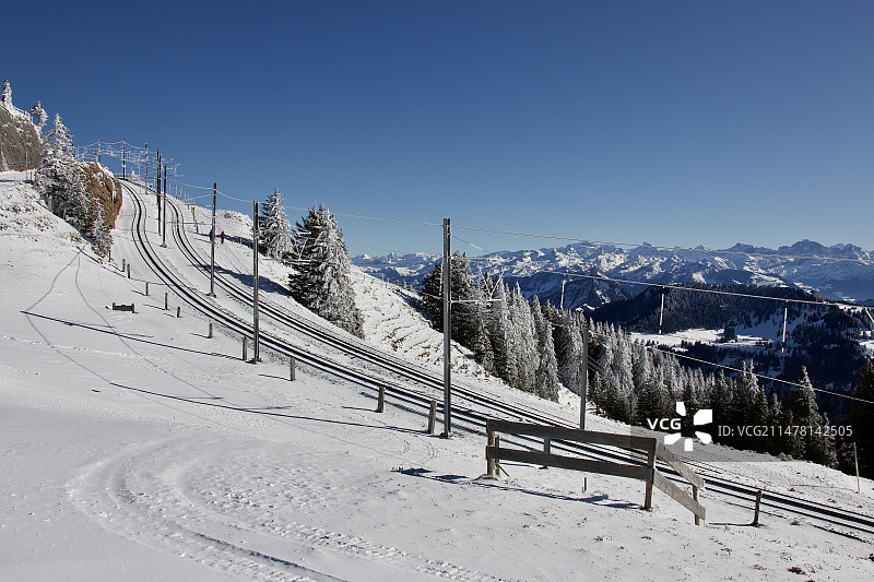 通往远方的轨道图片素材