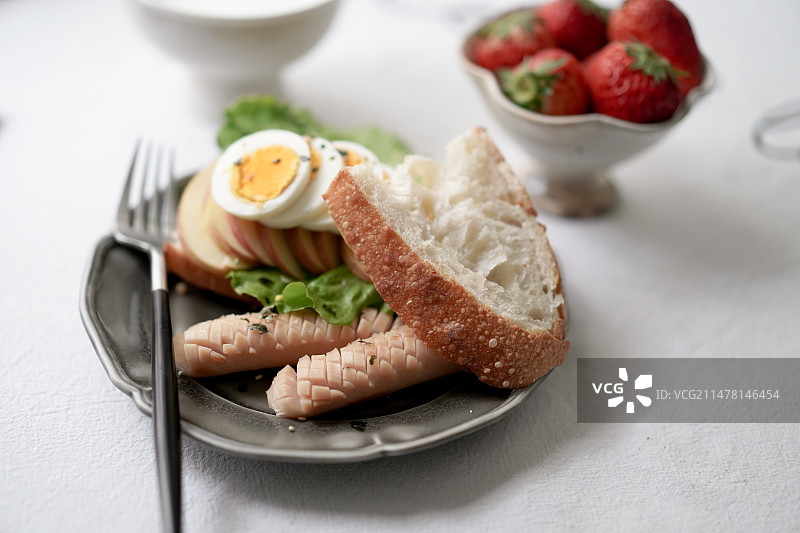 香肠鸡蛋苹果面包早餐图片素材