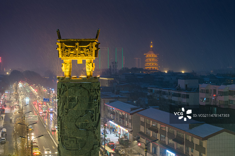 洛阳老城区丽景门九龙鼎图片素材