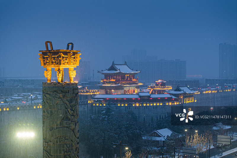 洛阳老城区丽景门九龙鼎图片素材