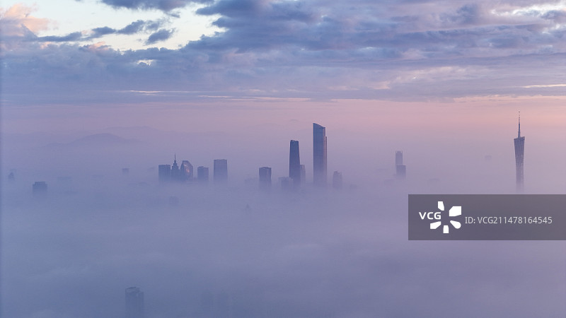 云雾中的羊城图片素材