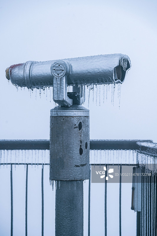南京紫金山头陀岭结冰的望远镜图片素材