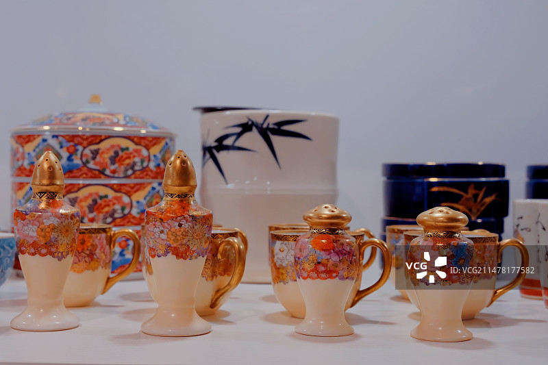 精美的鎏金图案陶瓷制品图片素材