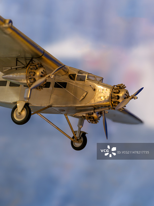 老式螺旋桨飞机图片素材