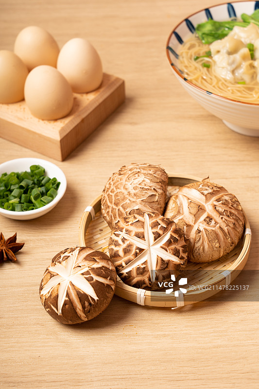 小竹筐里的椴木花菇图片素材