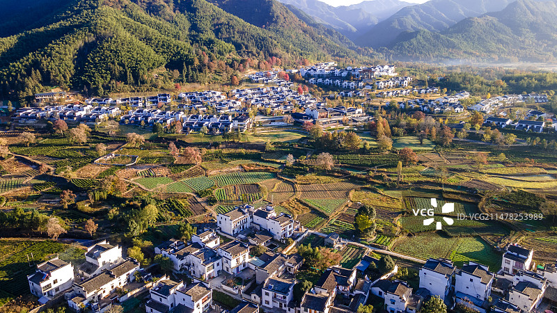 安徽黄山下的卢村日出图片素材