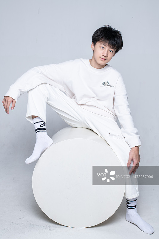 坐在健身球上的少年图片素材