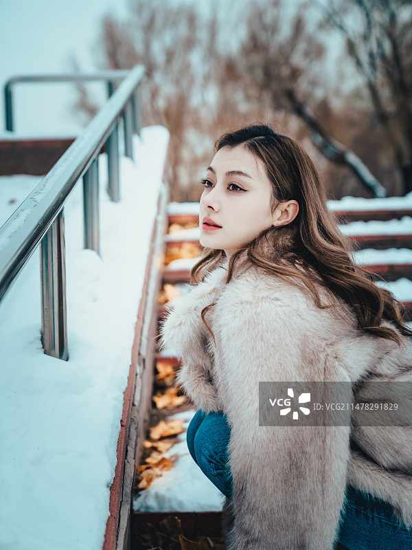 冬天站在户外的年轻女子画像图片素材