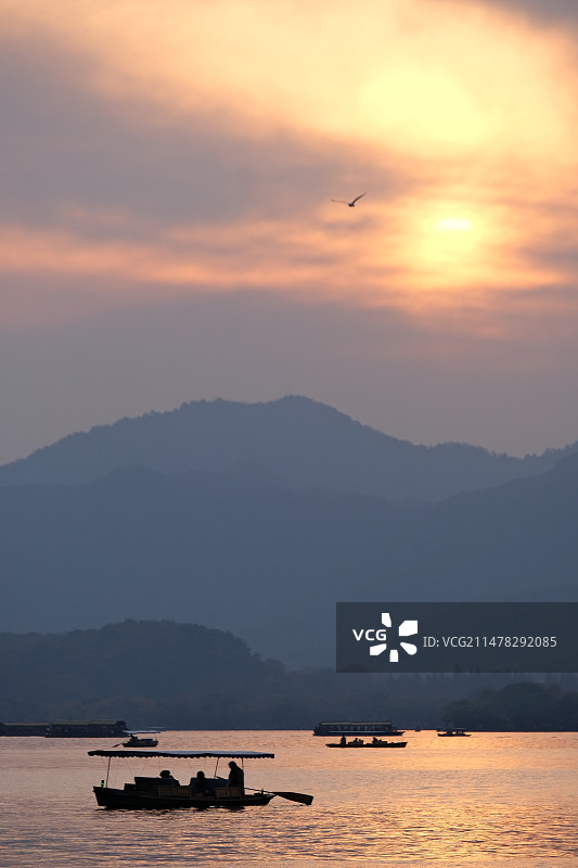 夕阳湖边是美好的故事图片素材