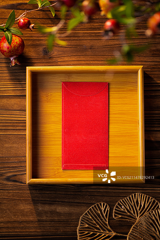 木桌上的大吉大利压岁钱红包图片素材